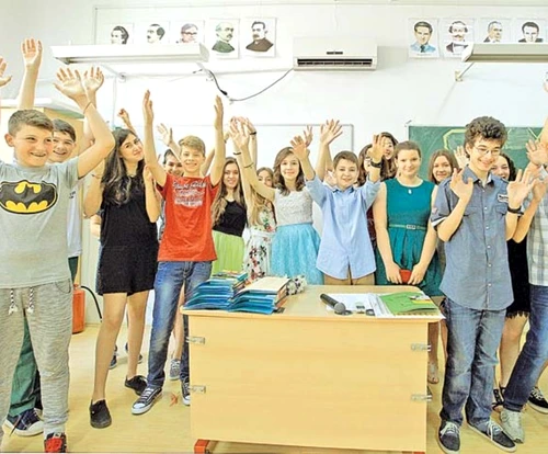 În fiecare judeţ, sindicatele din educaţie şi inspectoratele şcolare vor stabili modul în care va fi marcată această sărbătoare în unităţile de învăţământ