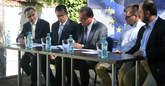 Liderii Alianţei România Dreaptă la reuniunea în care au agreat ca PNŢCD, ICCD, PDL Noua Republică, şi FCD să se unească pentru a participa împreună la alegerile parlamentare din decembrie FOTO Arhiva NPT