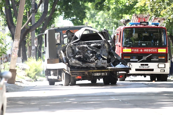 Au fost deteriorare mai multe maşini parcate în zonă