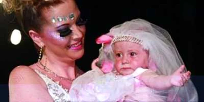 Oana Lis deranjează vecinii cu karaoke - Revista presei mondene