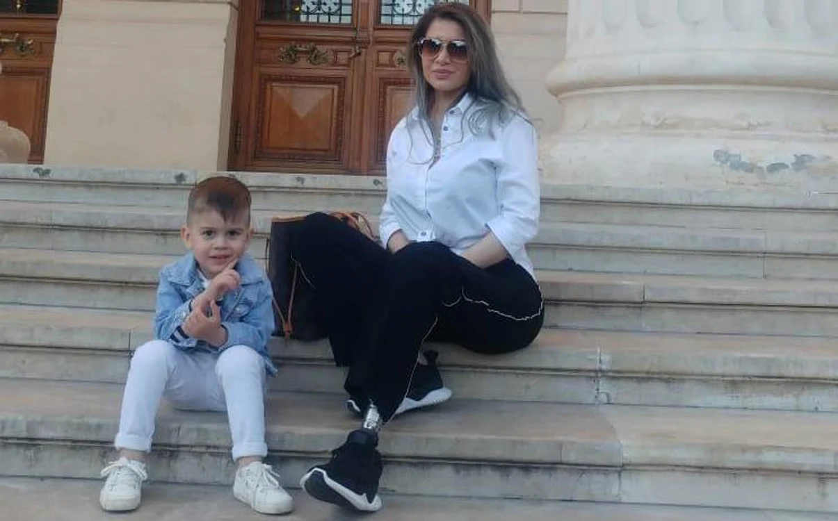 Stela Bizdu, alături de fiul ei, Ianis