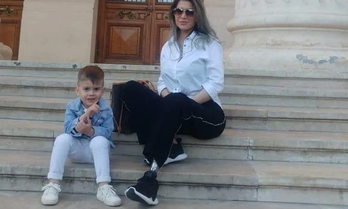 Stela Bizdu, alături de fiul ei, Ianis jpeg