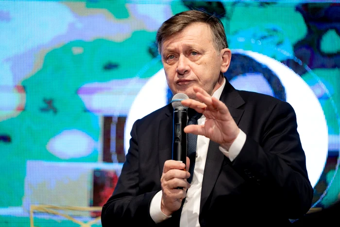 Crin Antonescu, candidatul PSD-PNL-UDMR la alegerile prezidențiale FOTO: Facebook