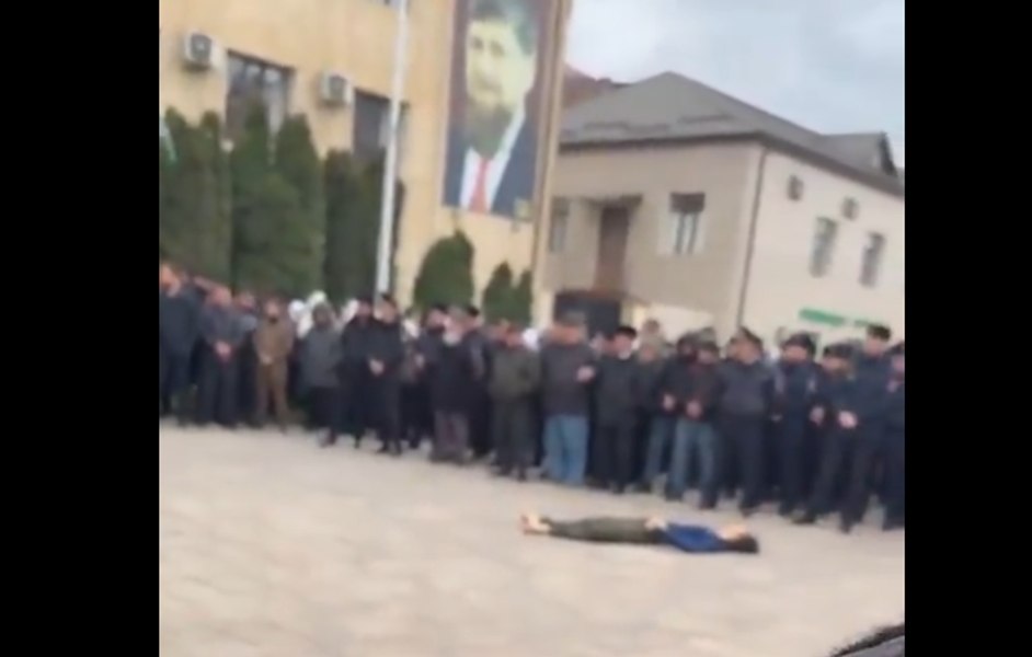 Lecție „barbară" în Cecenia. Cadavrul unui băiat acuzat că a atacat un polițist, lăsat să zacă în fața mulțimii