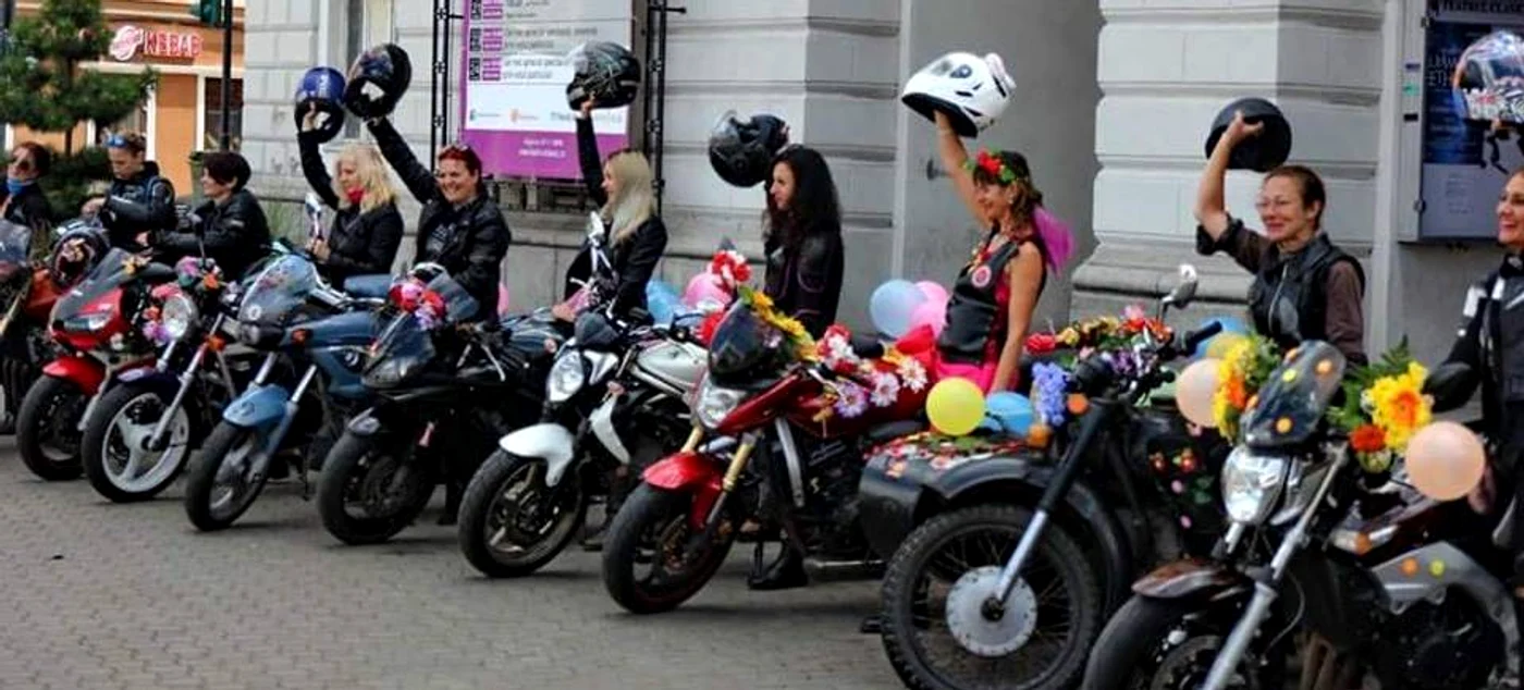 Veniți la paradă ca să vedeți femeile pe motociclete!