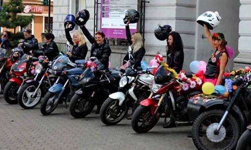 Veniți la paradă ca să vedeți femeile pe motociclete! jpeg