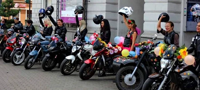 Veniți la paradă ca să vedeți femeile pe motociclete!
