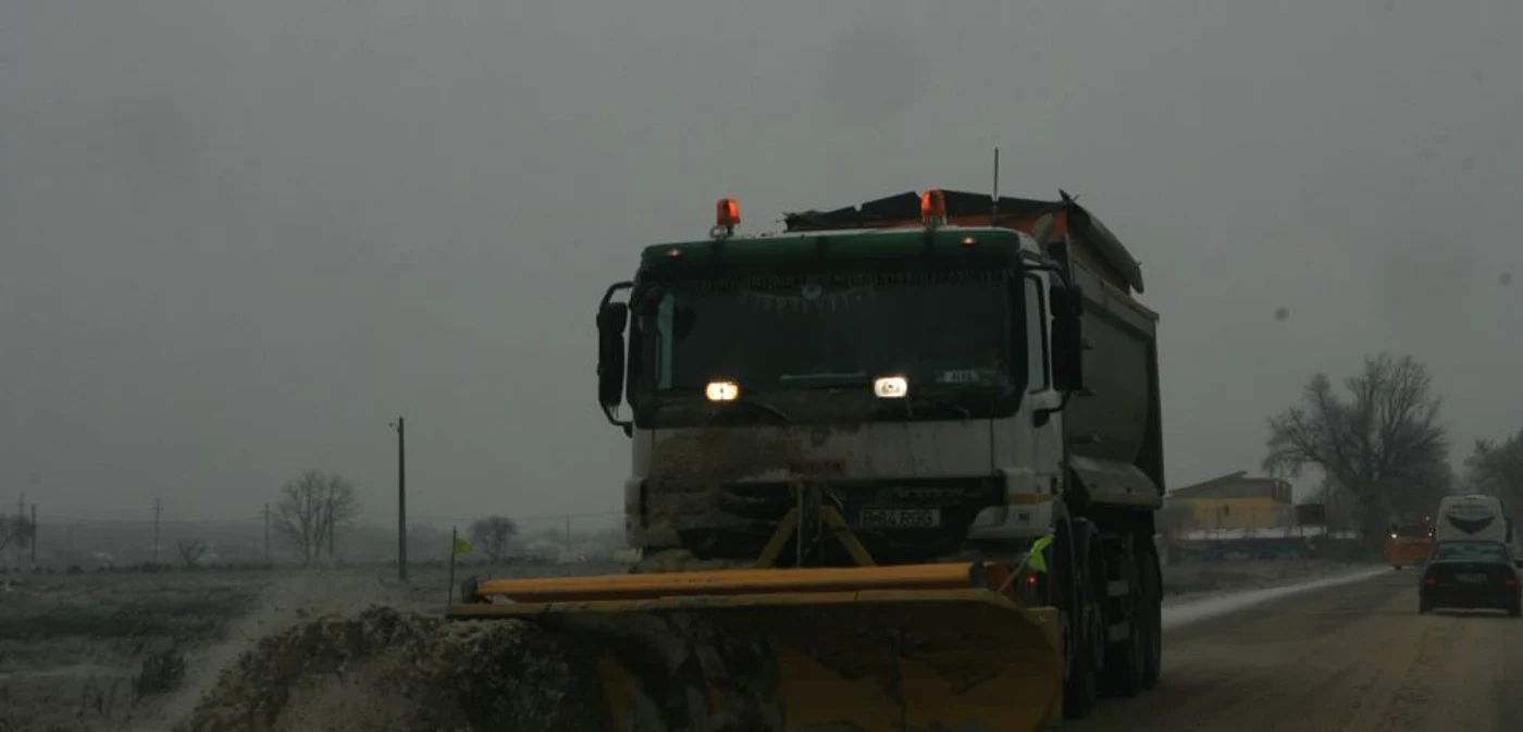 Utilajele de deszăpezire au acționat non-stop pe șoselele din Ialomița