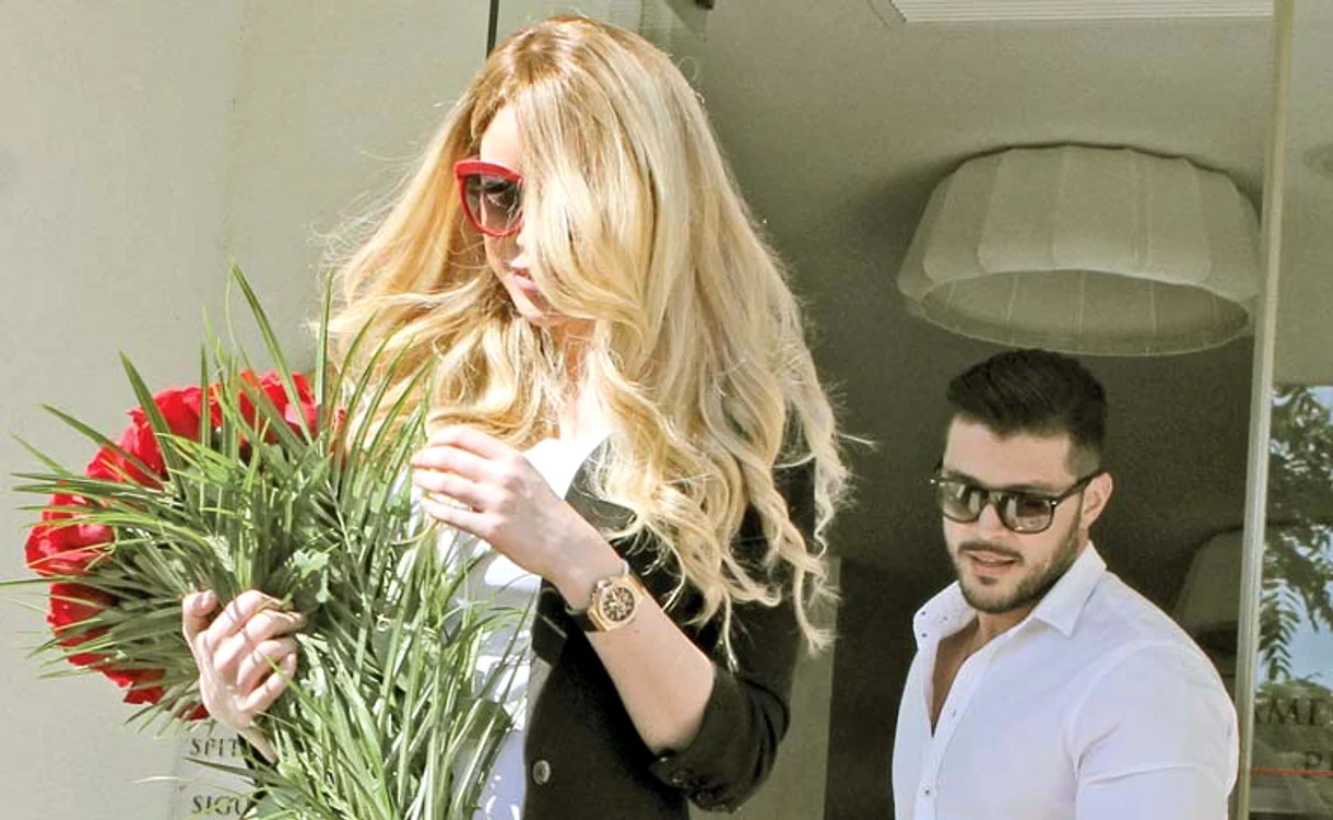 
    Bianca a ţinut florile, Victor,  copilul. Au ieşit pe poarta  maternităţii la ora 13.17, iar toţi  ochii au fost aţintiţi pe buclele  perfecte ale tinerei mămiciFoto: Blitz  