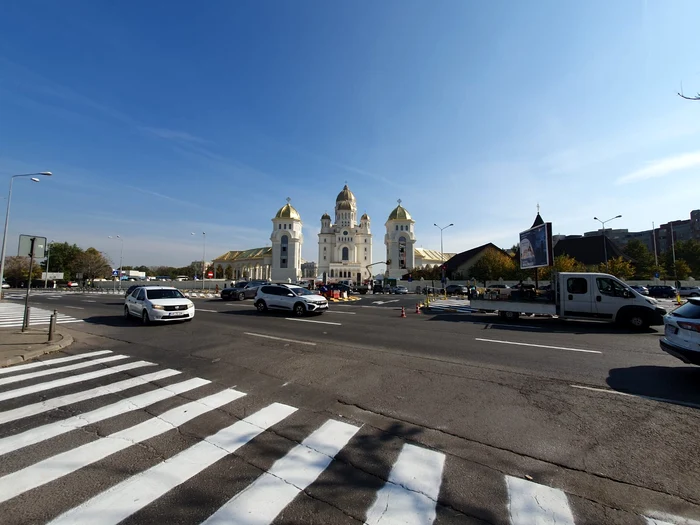 Intersecția de la intrarea principală în Catedrala Națională