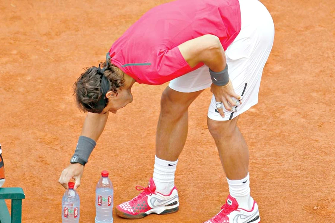 Cel mai cunoscut tic  al lui Rafael Nadal  este cel prin care îşi  scoate pantalonii din fund (Fotografii: reuters)