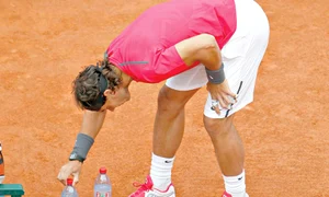 Cel mai cunoscut tic  al lui Rafael Nadal  este cel prin care îşi  scoate pantalonii din fund (Fotografii: reuters) jpeg