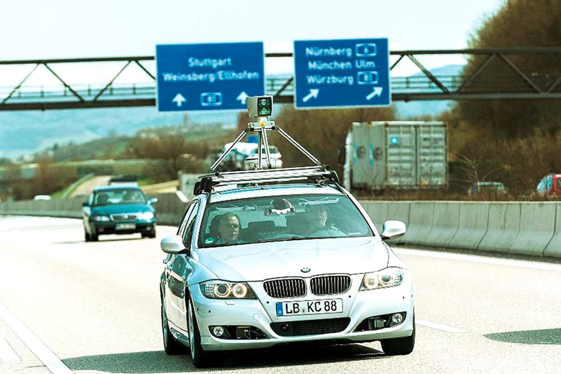 
    Maşina are pe capotă  o cameră video  conectată la computer (Fotografii: Bosch/ Guliver Rexfeatures)  