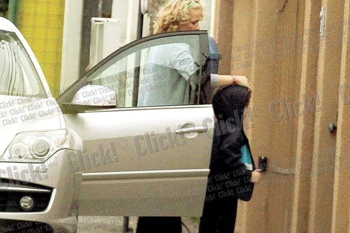 12 Mai: Blonda lui Petru  Mircea îl aduce  acasă pe băiatul  Mădălinei Manole (Fotografii: Blitz)