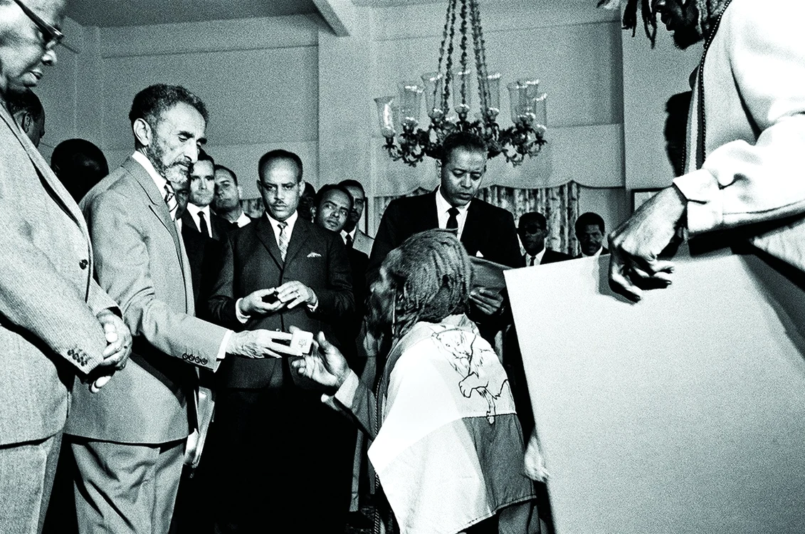 Haile Selassie I salută delegația liderilor Rastafari la recepția din 21 aprilie 1966, din Kingston