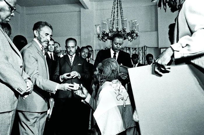 Haile Selassie I salută delegația liderilor Rastafari la recepția din 21 aprilie 1966, din Kingston