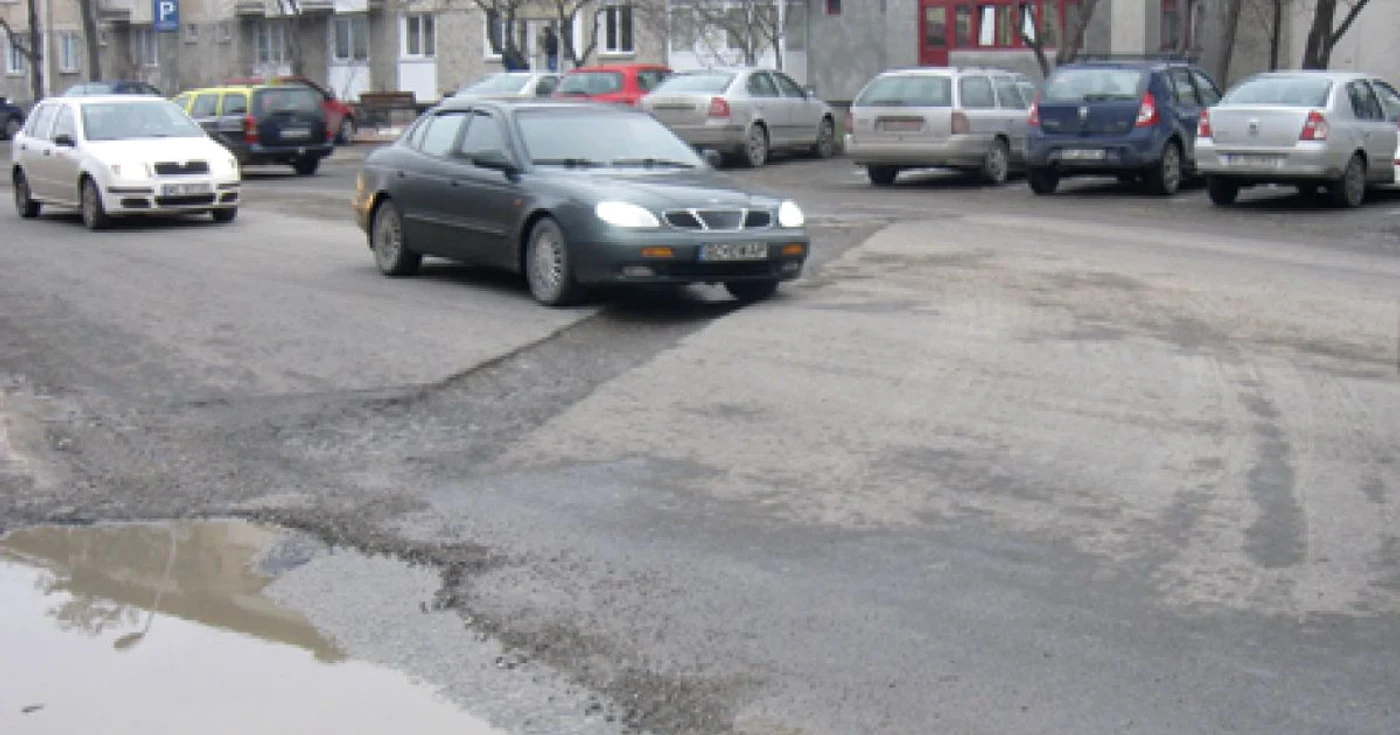 Şoferii spun că simt cum coboară sub nivelul solului atunci când traversează craterul de pe strada Bistriţei