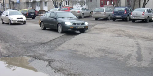 Şoferii spun că simt cum coboară sub nivelul solului atunci când traversează craterul de pe strada Bistriţei