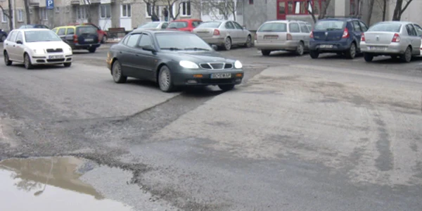 Şoferii spun că simt cum coboară sub nivelul solului atunci când traversează craterul de pe strada Bistriţei
