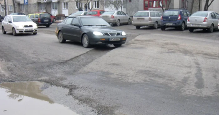 Şoferii spun că simt cum coboară sub nivelul solului atunci când traversează craterul de pe strada Bistriţei