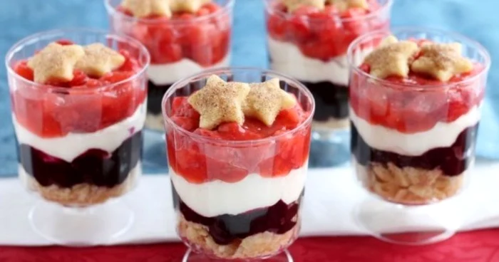 Parfait colorat FOTO: essertnowdinnerlater.com