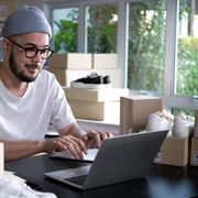 Bărbat colete online - adidasi FOTO Shutterstock