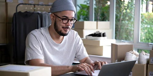 Bărbat colete online - adidasi FOTO Shutterstock