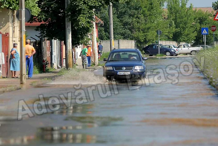 Muncitorii au spart ţeava în timpul lucrărilor