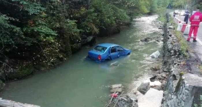 Din cauza neadaptării vitezei la condiţiile de drum, un şofer a plonjat în râul Bicaz. FOTO ISU Neamţ