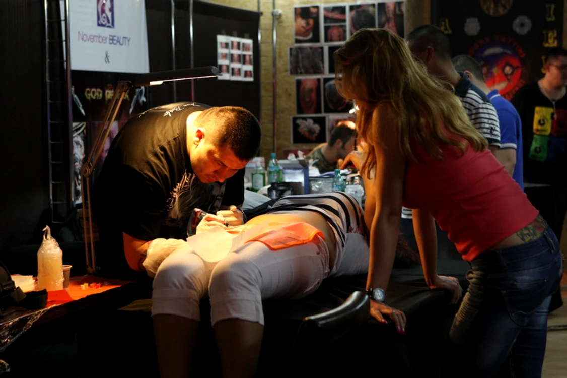 Şi fetele au venit la Festivalul de tatuaje de la Iaşi