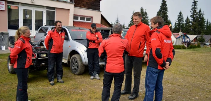 Klaus Iohannis şi salvamontiştii. FOTOGRAFII: Salvamont Hunedoara.