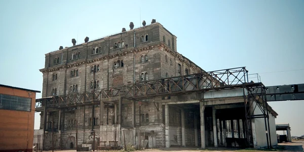 Clădiri construite de Anghel Saligny la Galaţi şi Brăila. Silozul Brăila acum FOTO C Crângan