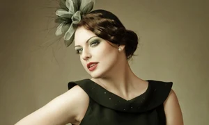 femeie rochie neagra cu coc jpeg