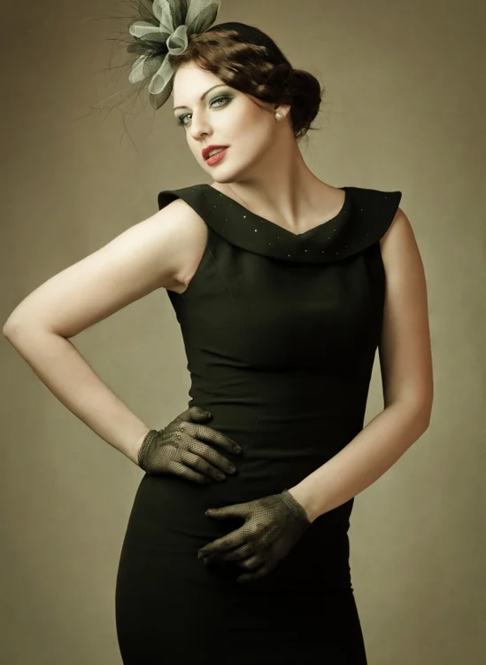 
    În locul negrului alege o rochie în culoarea marsalaclickpentrufemei.ro  