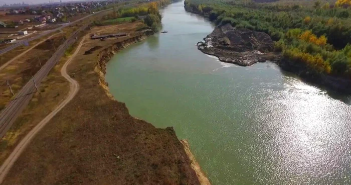 Imagine cu eroziunea malului Siretului la Şendreni FOTO Apele Române