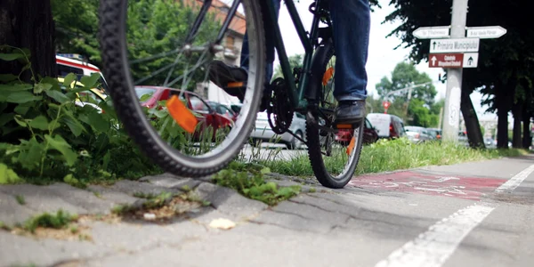 Bicicliştii sunt obligaţi să facă sport extrem prin centrul oraşului