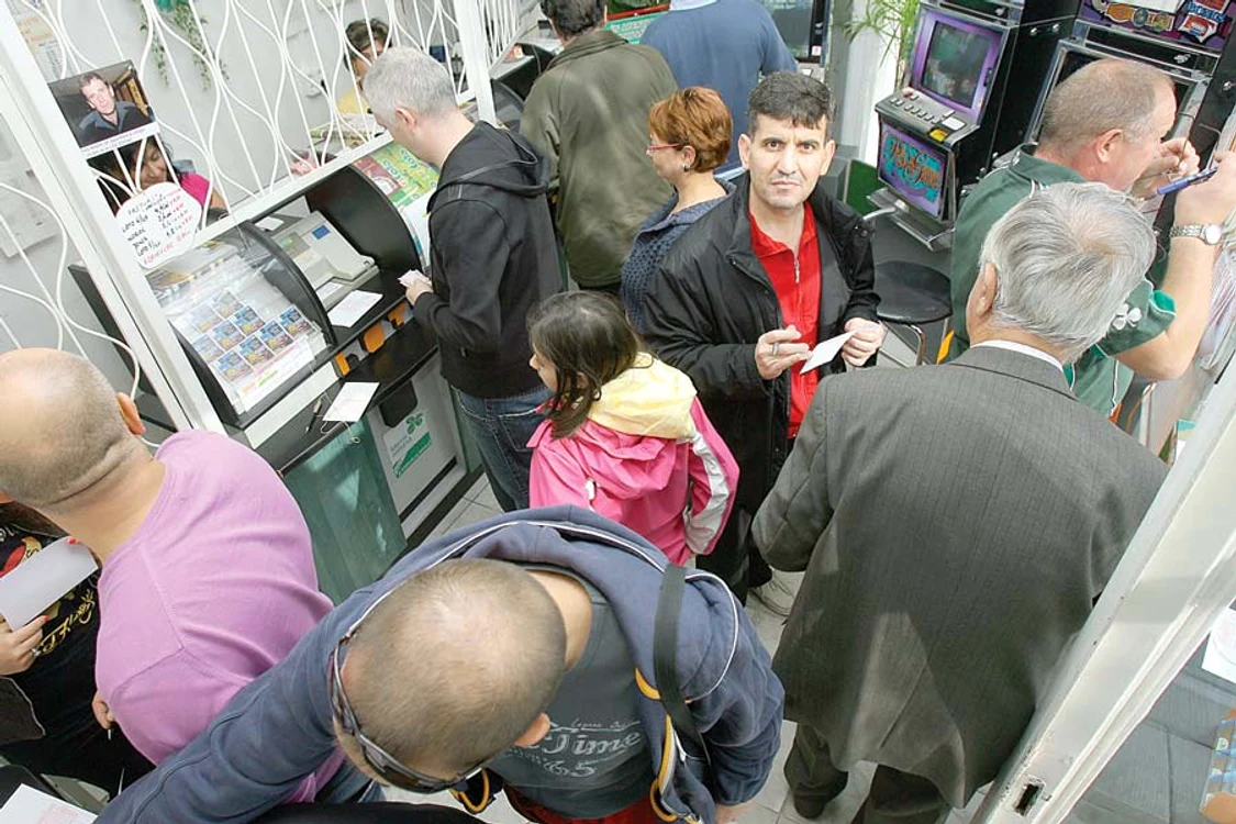 Trimite până miercuri, la ora 12.00, sms cu textul “SUPERBILET” însoţit de numele tău şi localitatea de unde eşti, la numărul de telefon 1399. Tarif: 0,3 euro.