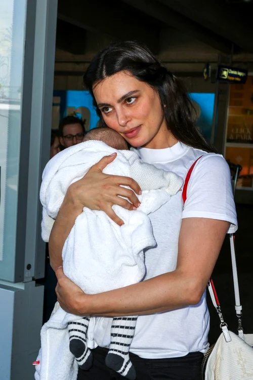 Catrinel Menghia, cu bebeluşul în braţe, pe aeroportul din Nisa