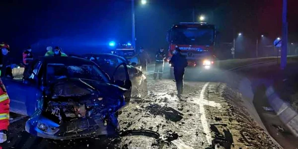 Accident pe DN 67 în Mihăeşti - zona La plute - judeţul Vâlcea cu cinci victime Foto Adevărul