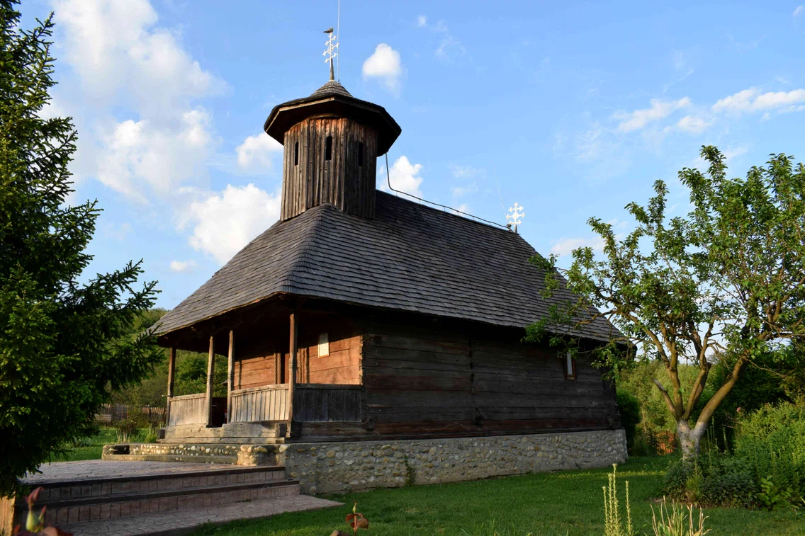 Biserica de lemn „Sf Apostoli Petru şi Pavel” – Călinești Foto: INP jpg