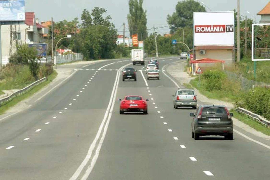 Atacantul a parcurs cu bolidul său cei 60 de kilometri dintre Bucureşti şi Ploieşti în doar 19 minute, deşi legal ar trebui să-i facă în minimum 35 de minutefotografii: mihai ionescu