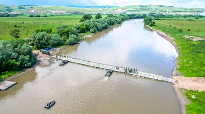 Podul de pontoane construit de militari peste râul Mureş. Foto: ziarulunirea.ro