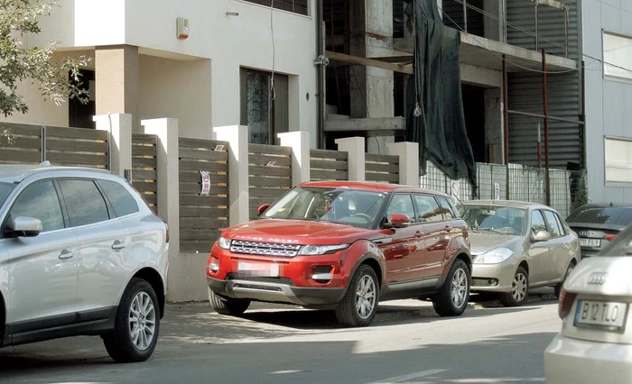 
    Bolidul, roşu ca focul, e parcat  în faţa vilei în care locuiesc  Viorica şi Ioniţă din Clejani  