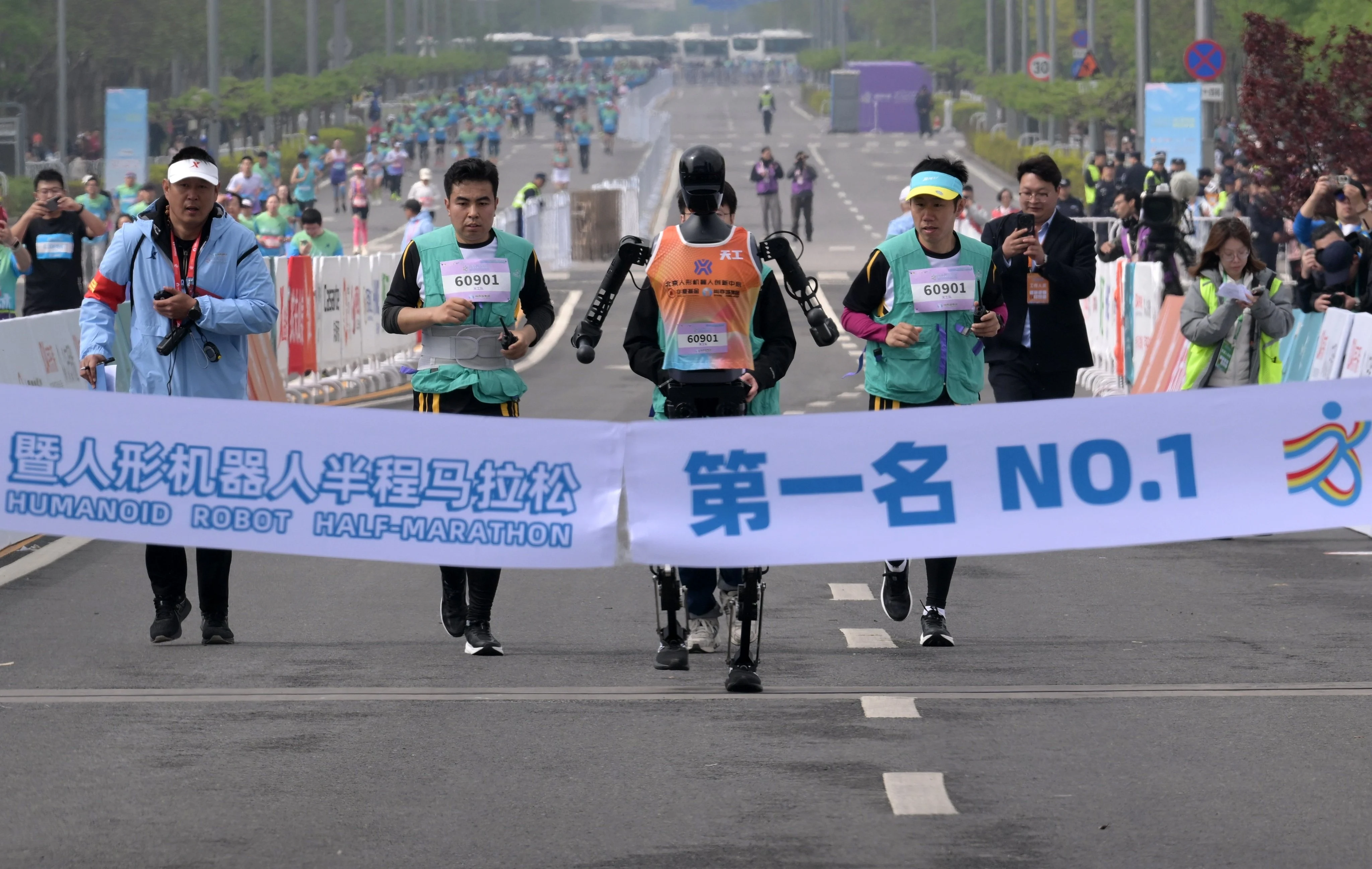 Un robot umanoid a depășit recordul mondial uman la semimaraton. Demonstrație spectaculoasă de tehnologie la Beijing