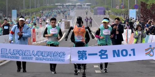 semimaraton beijing cu roboti umanoizi FOTO: X/@China_says