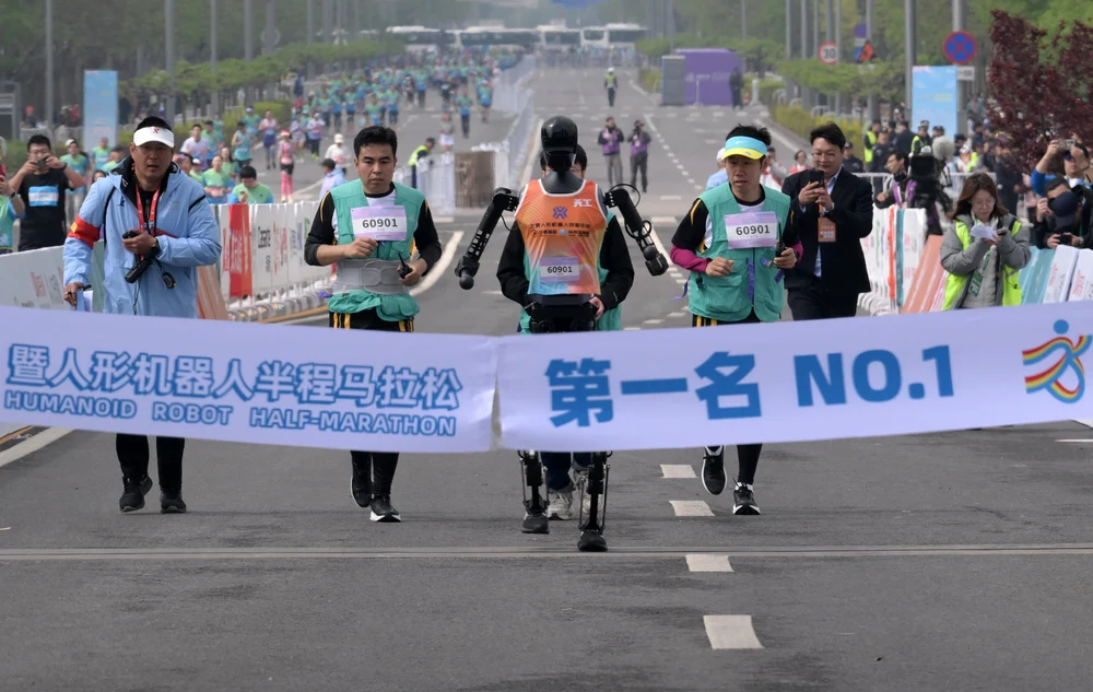 Un robot umanoid a depășit recordul mondial uman la semimaraton. Demonstrație spectaculoasă de tehnologie la Beijing