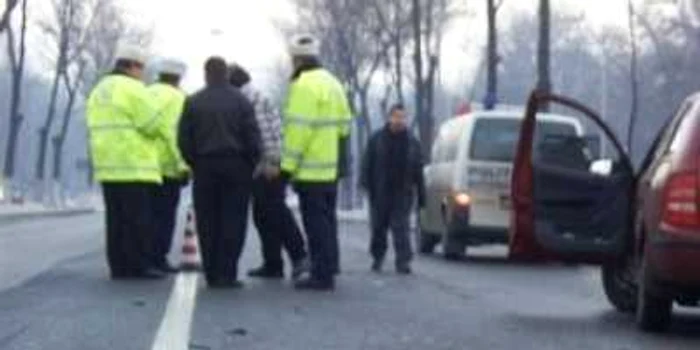 Argeş: Un bărbat care dormea pe marginea drumului, accidentat mortal