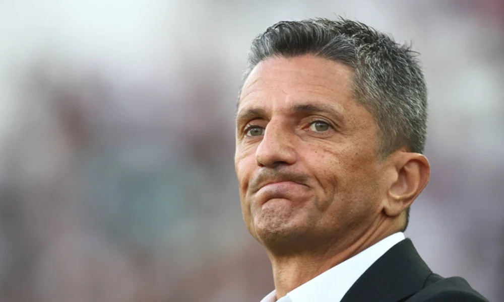 UEFA l-a suspendat pe Răzvan Lucescu, după ce antrenorul român a aruncat cu sticla spre arbitrul partidei