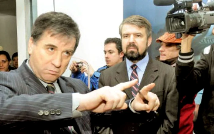 Argăseală şi contabilul Gheorghişor (mijloc), mulţumiţi că au fonduri pentru plăţi Foto: Mediafax
