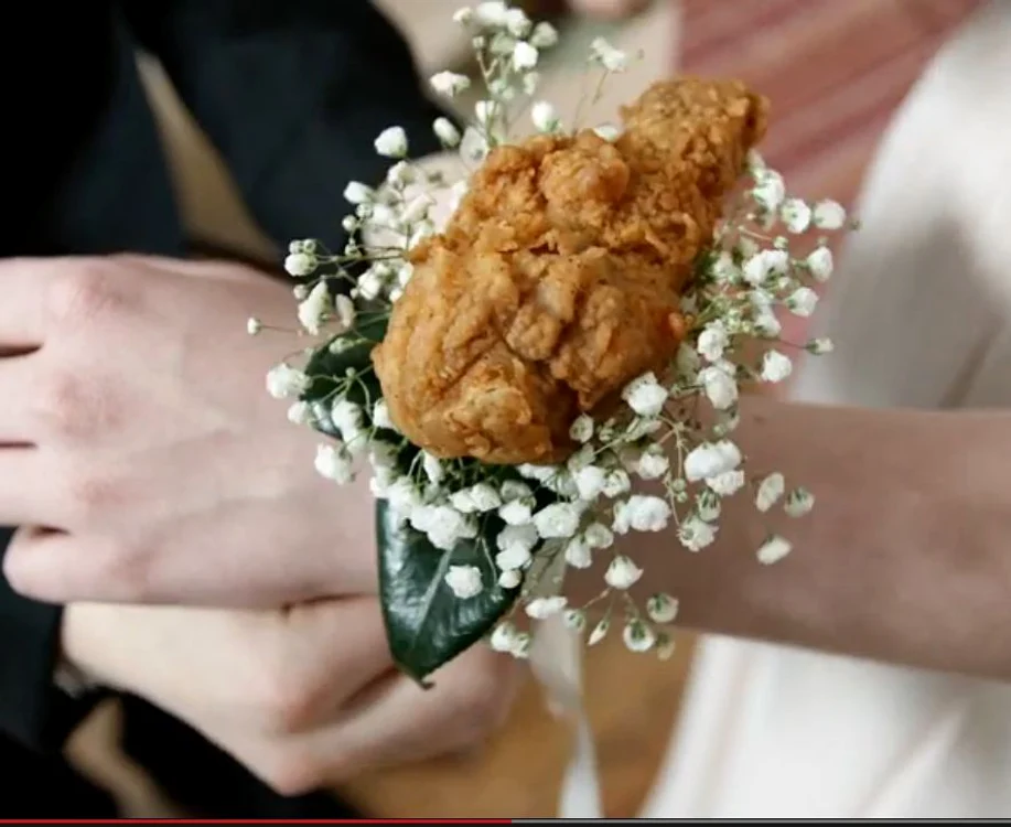 Chicken Corsage, un accesoriu inedit